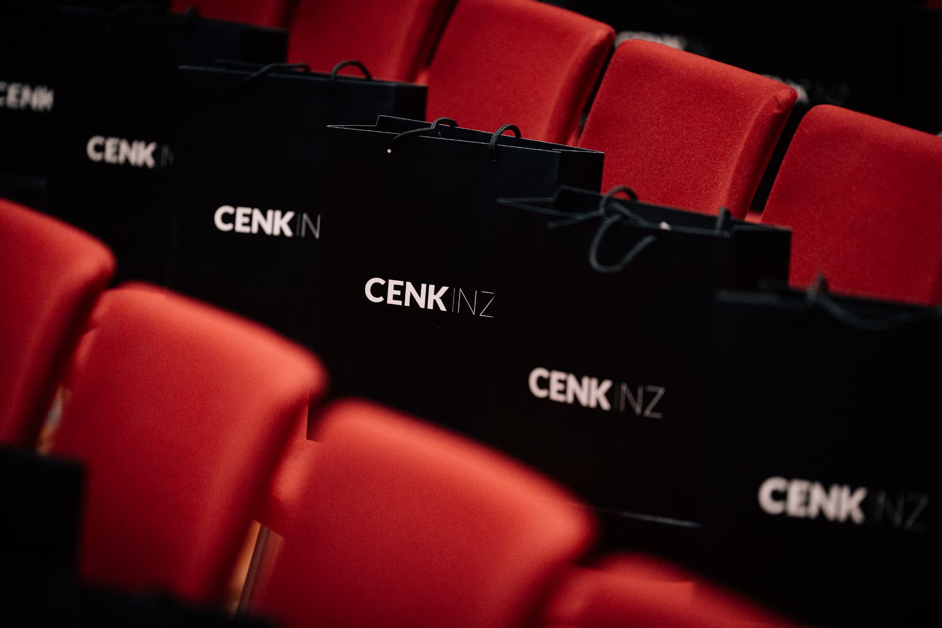 CENKINZ Goodie-Bags auf roten Stühlen
