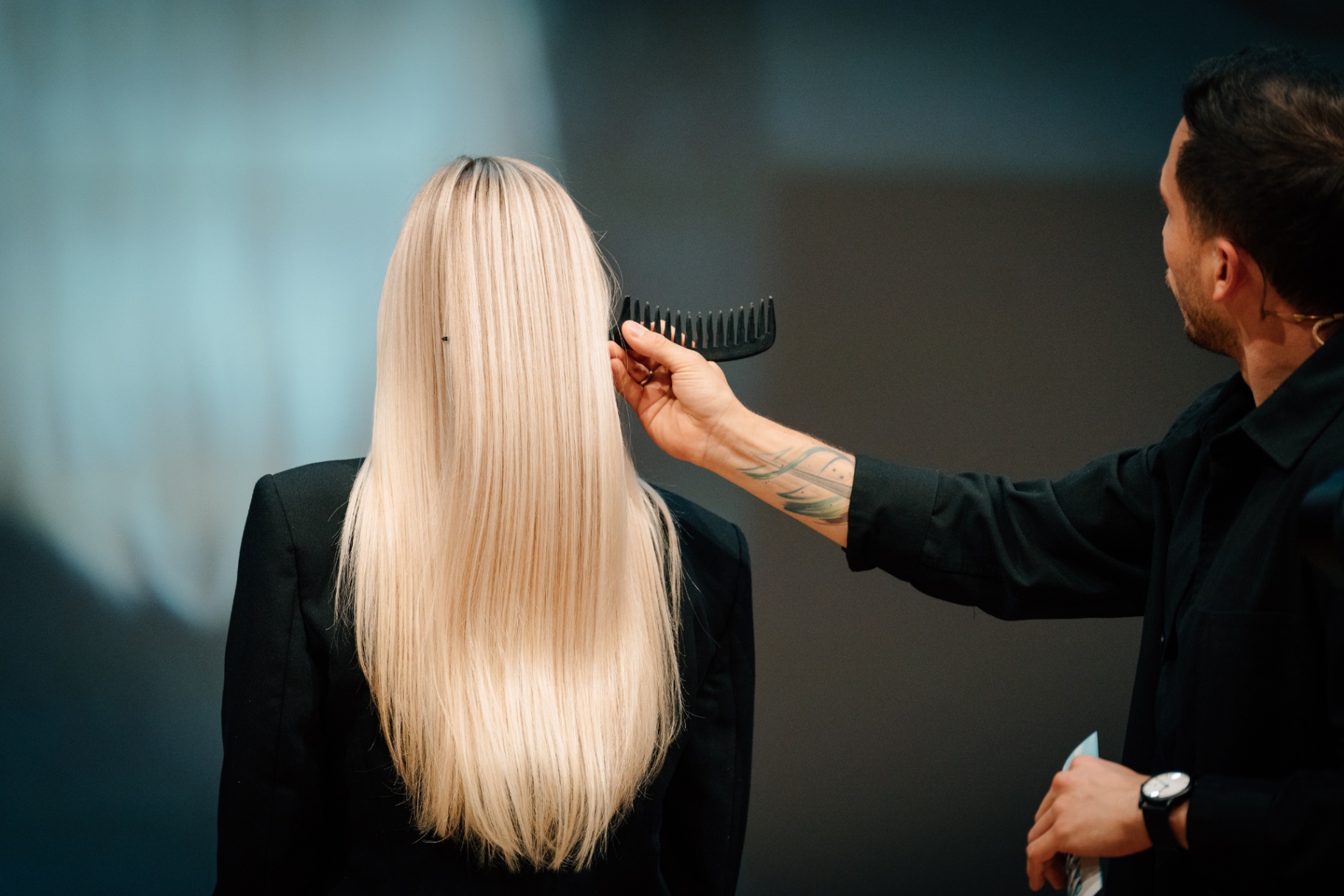 Blondes Haar wird auf der Bühne durchgekämmt