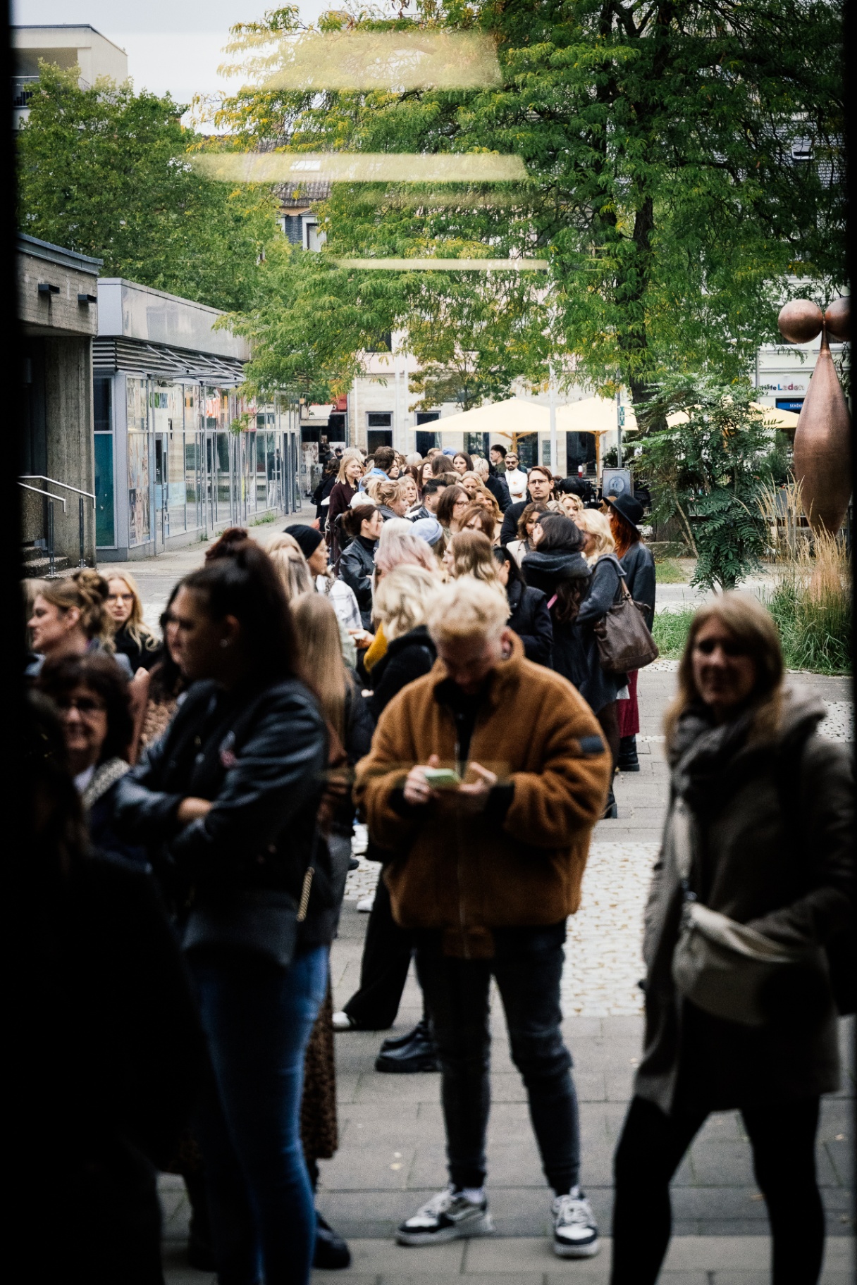 Warteschlange vor der Heinrich-Lades-Halle am Education Day