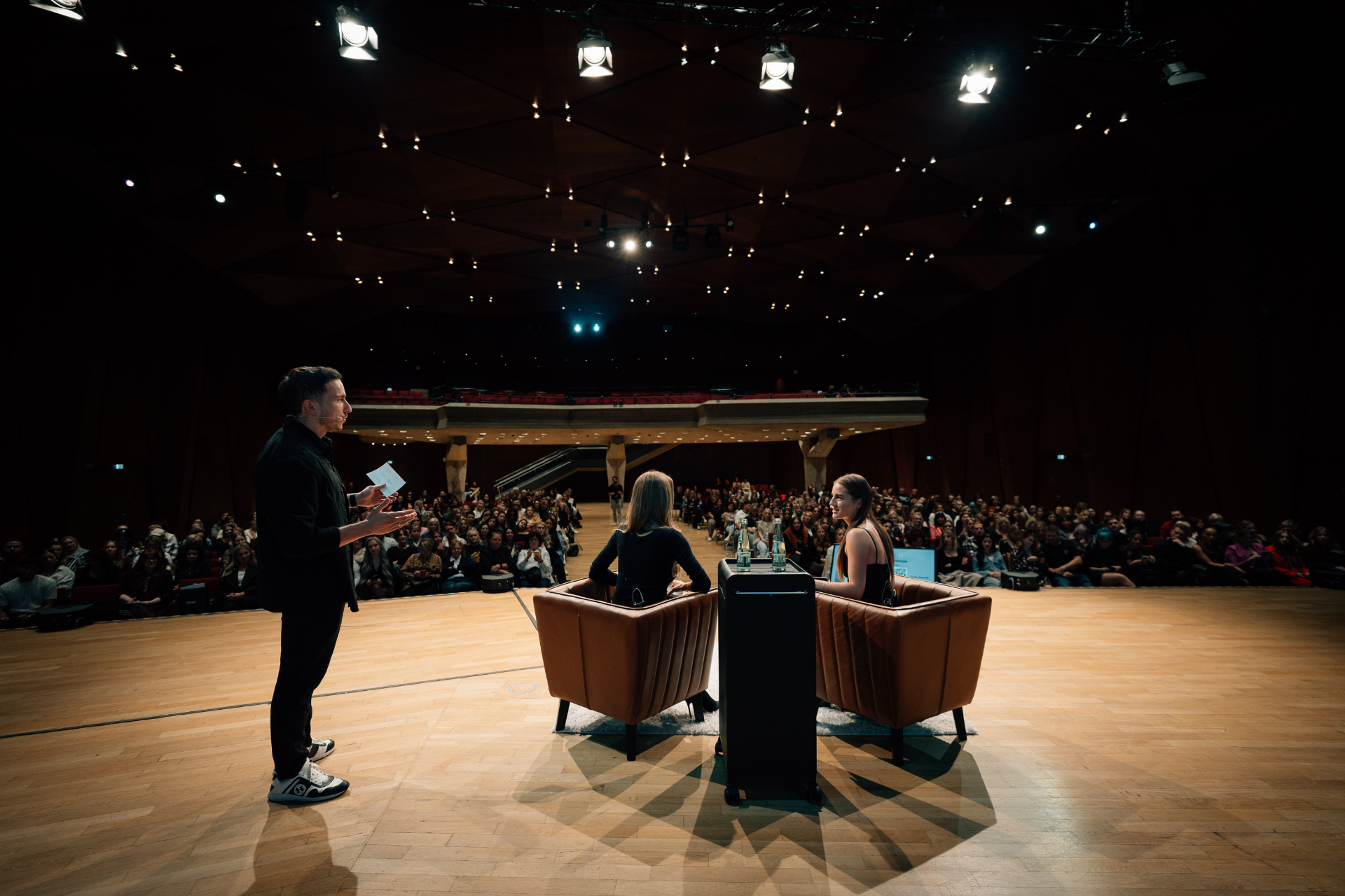 Volles Auditorium beim Hair Education Day in der Heinrich-Lades-Halle