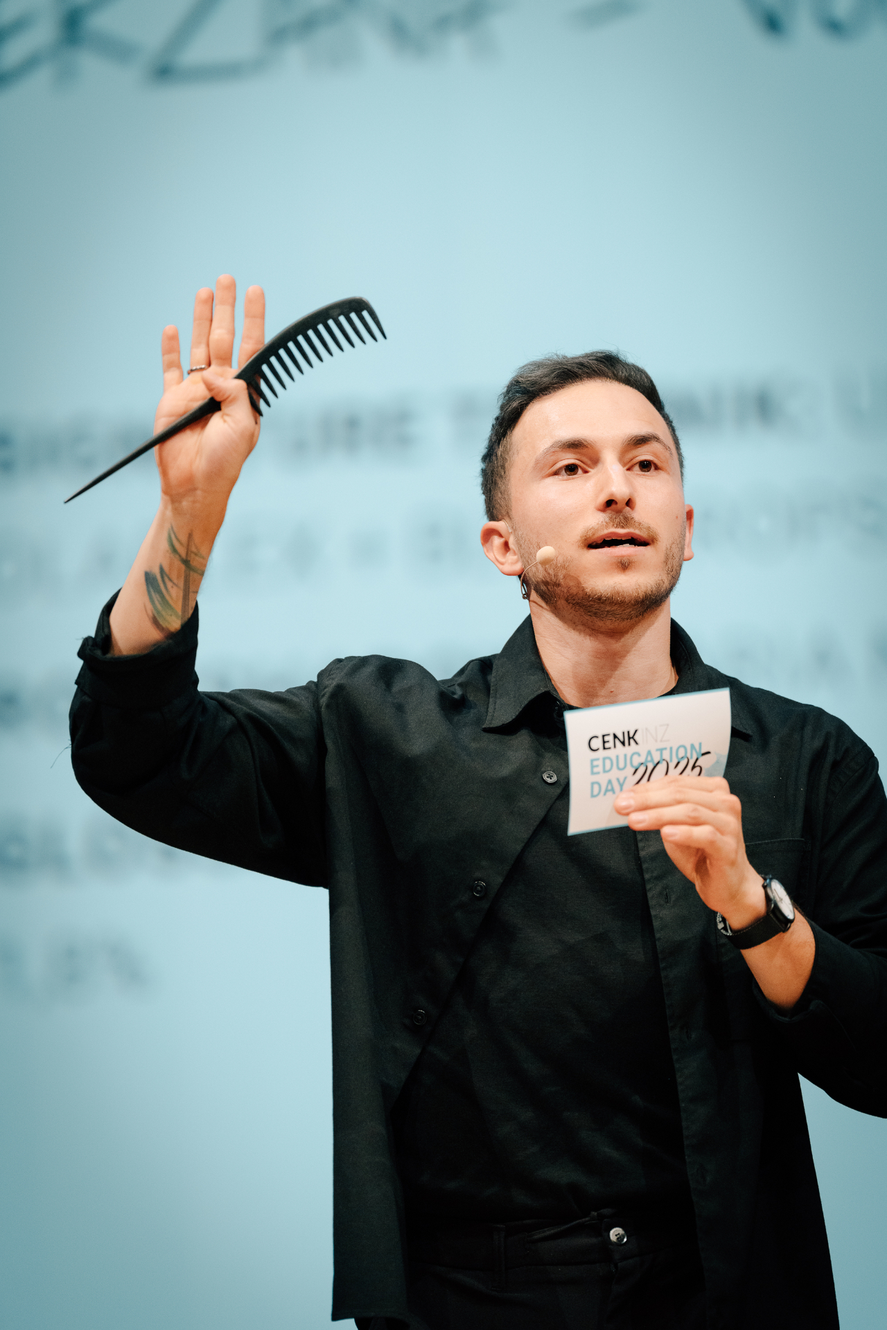 Artist mit Kamm auf der Bühne des Education Day