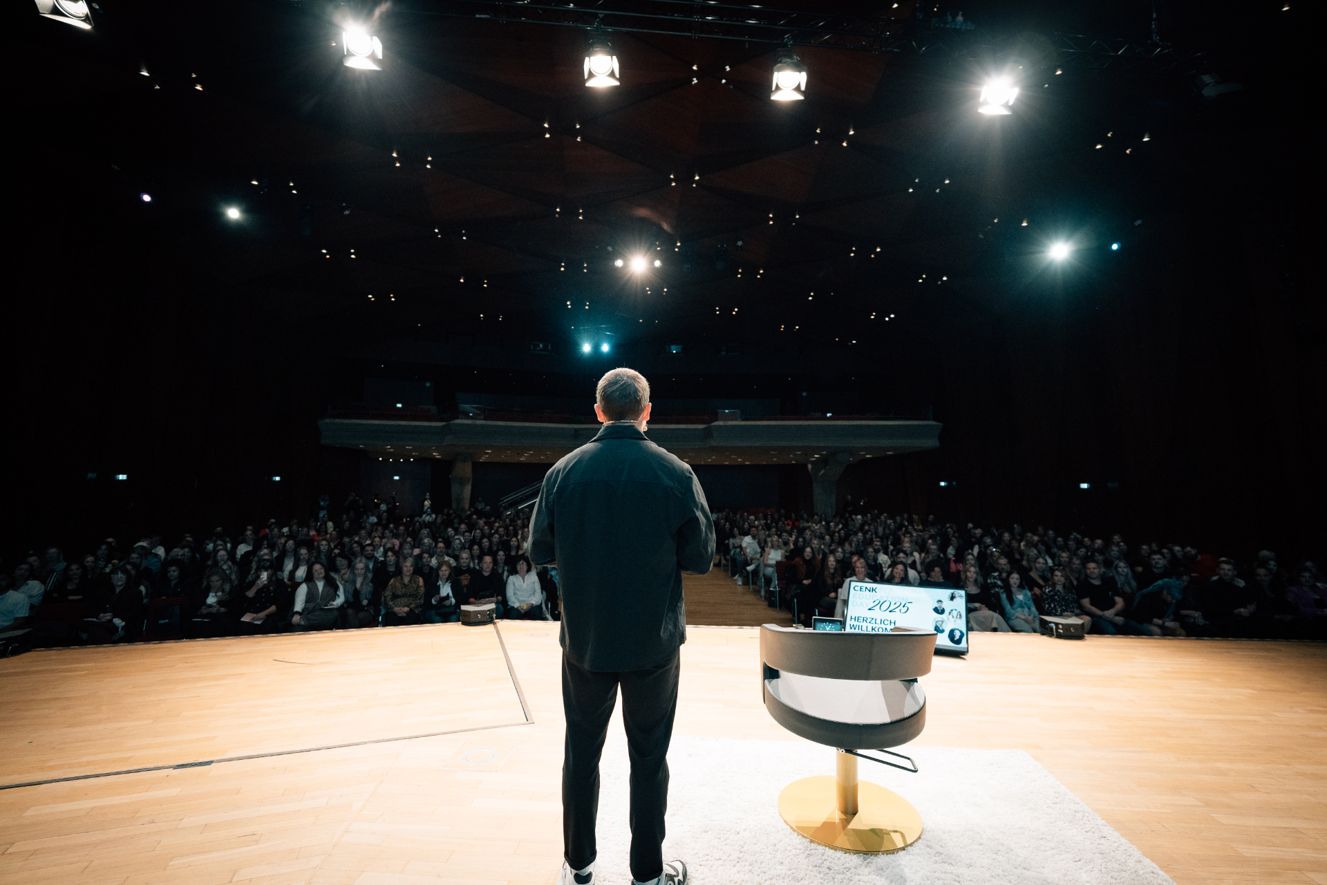 CENK auf der Bühne vor ausverkauftem Publikum